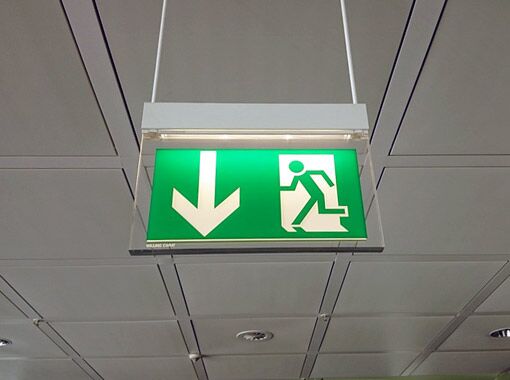 Fluchtwegsicherung am Flughafen Fluchtweg-Schild: Piktogramm Notausgang