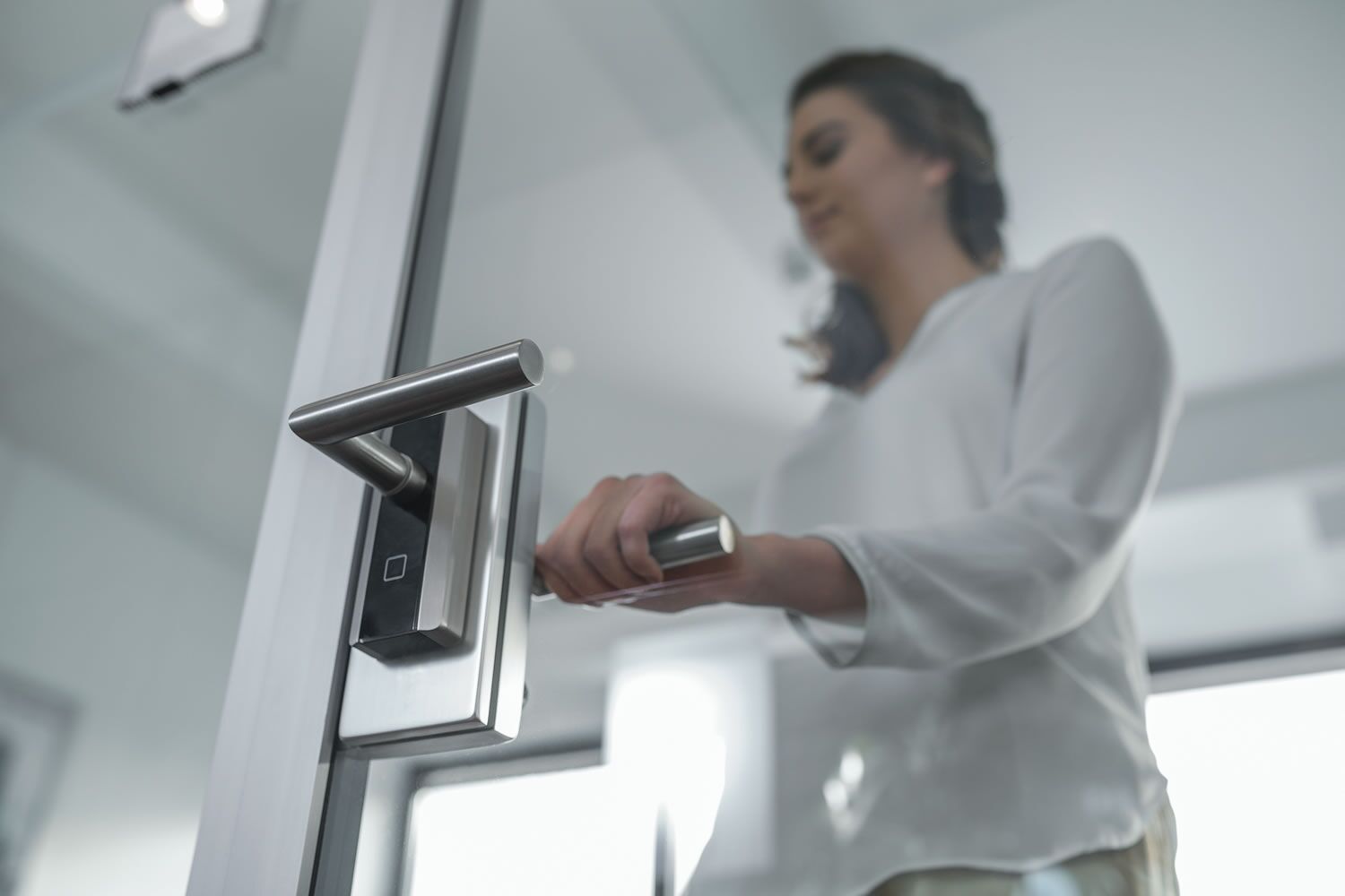 dormakaba c-lever compact, das elektronisches Türschloss Elektronisches Türschloss: Smarter Türdrücker – smarte Zutrittskontrolle